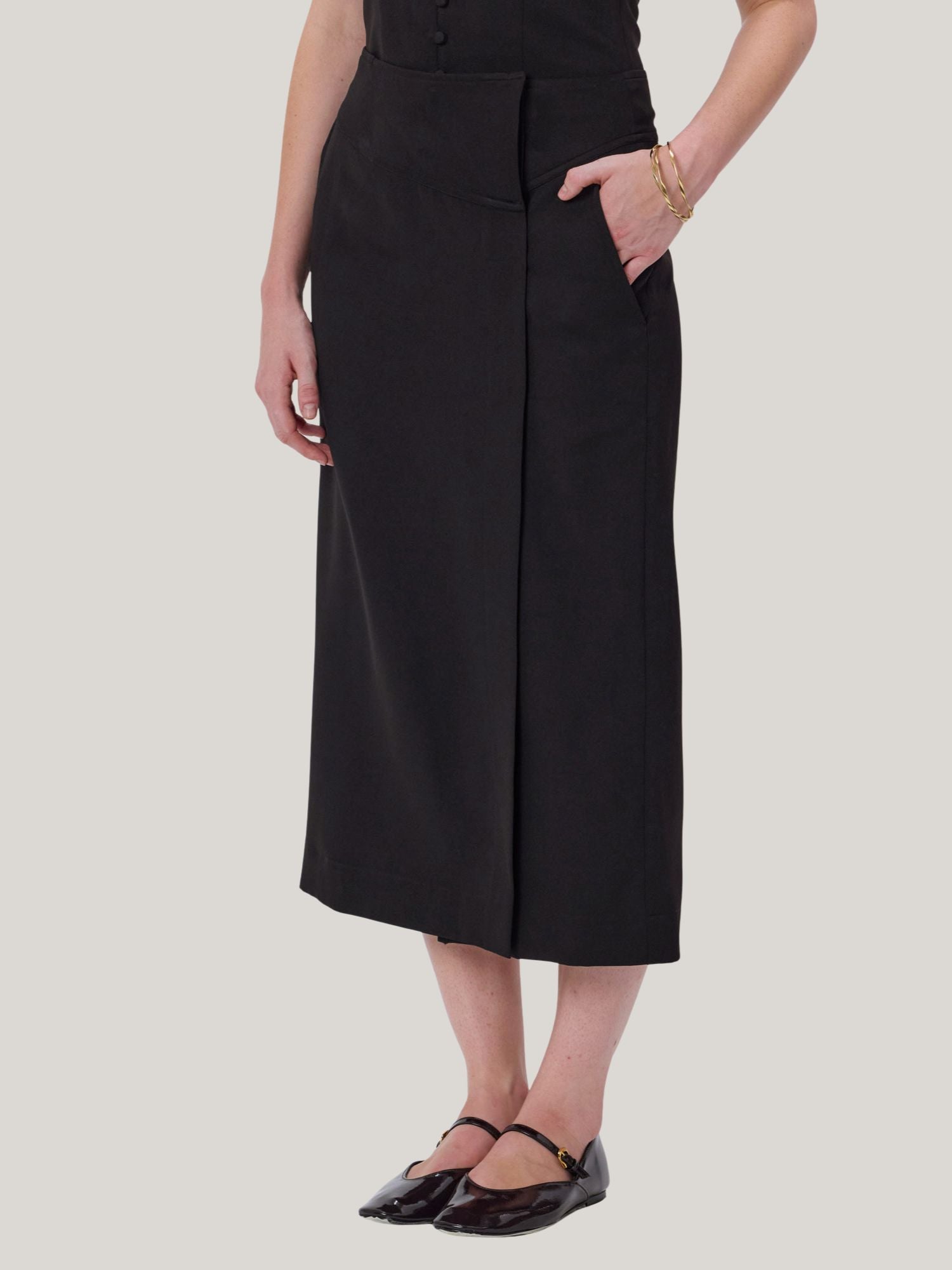 BLACK PENCIL MIDI SKIRT