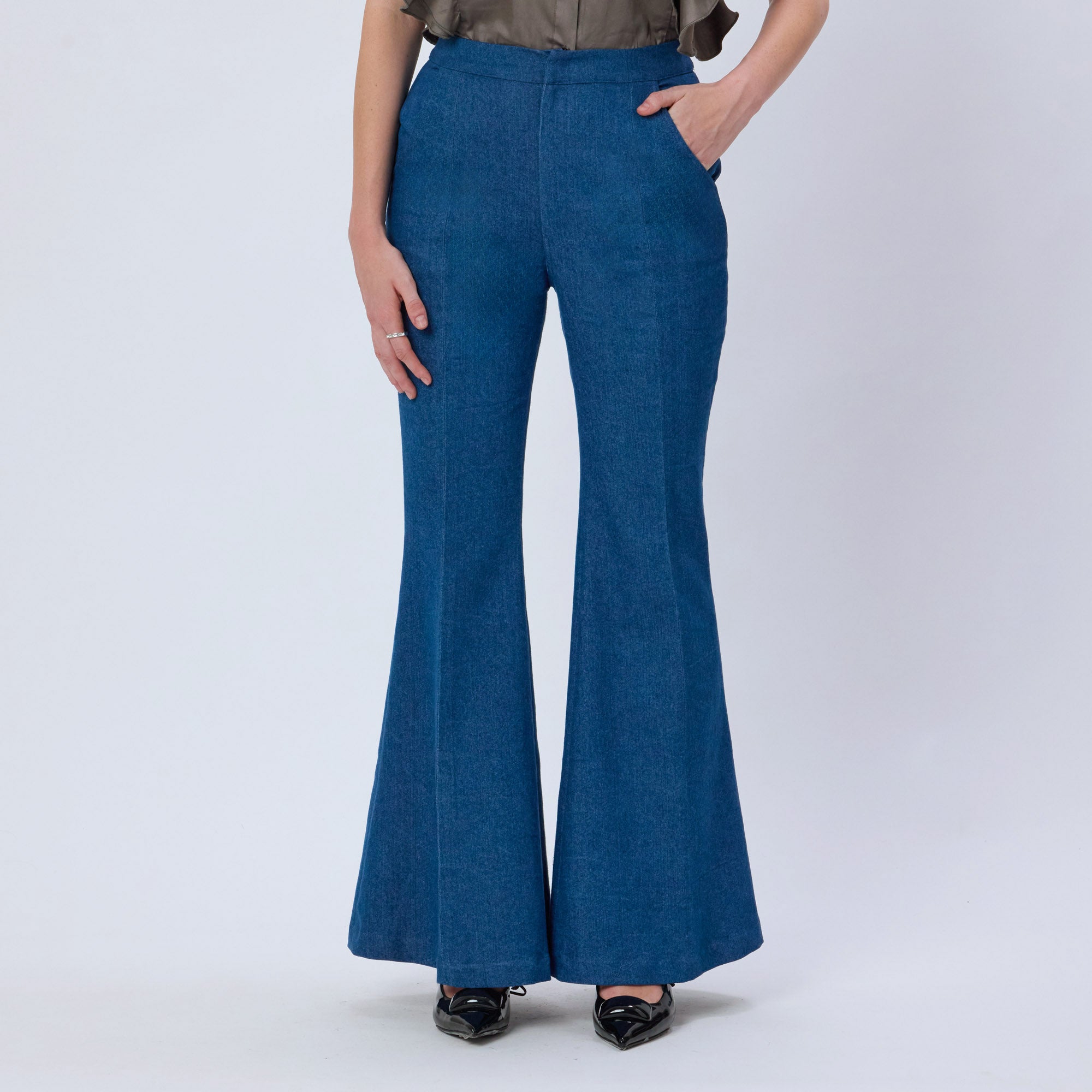 BLUE FLARED DENIM JEANS