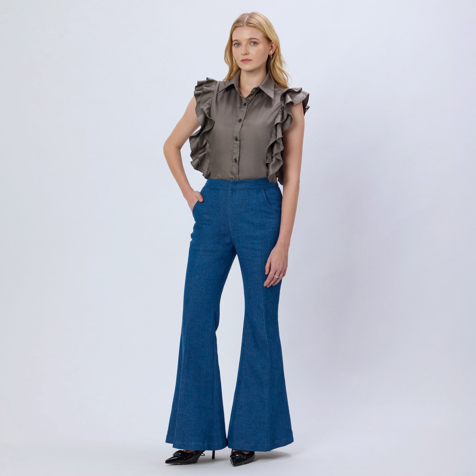 BLUE FLARED DENIM JEANS