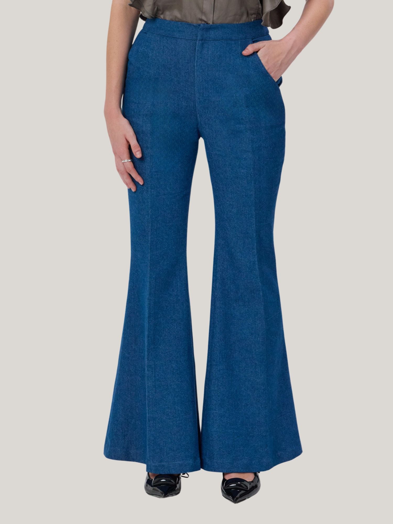 BLUE FLARED DENIM JEANS