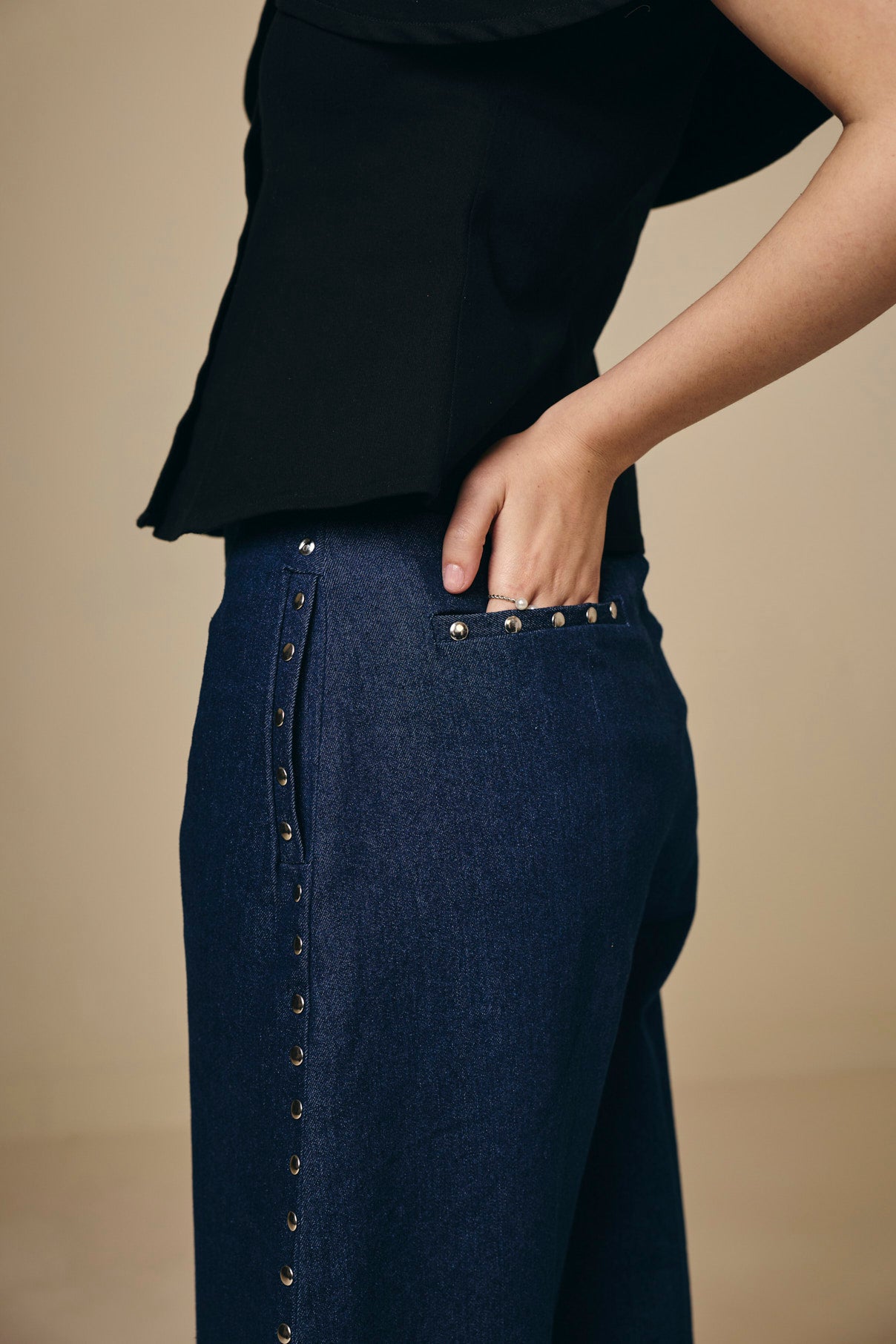 DARK BLUE STUDDED BARREL LEG JEANS